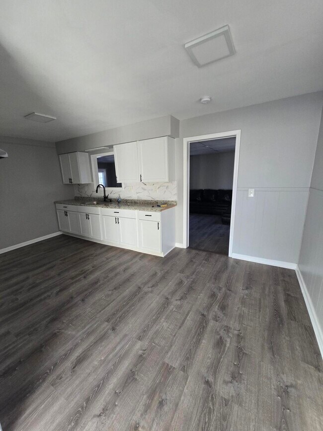 Foto del edificio - 14463 Leonard Ave