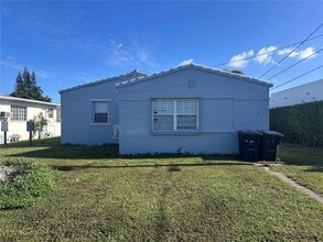 Building Photo - 2125 Bay Dr