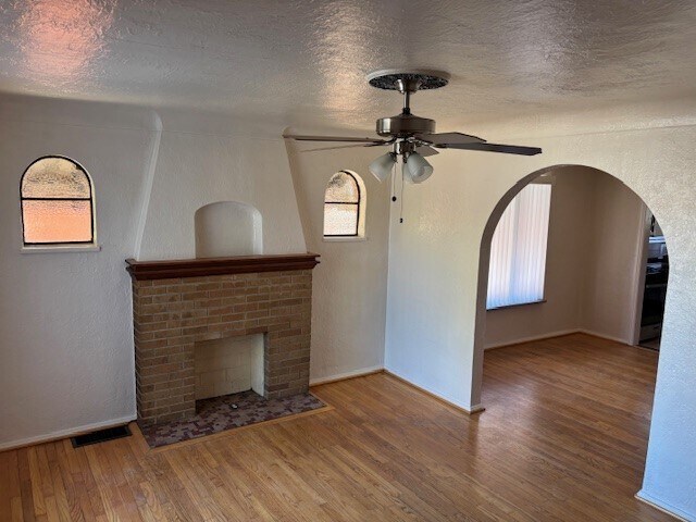 Sala de estar vista desde la puerta principal mirando hacia adentro - 330 Geneva Dr