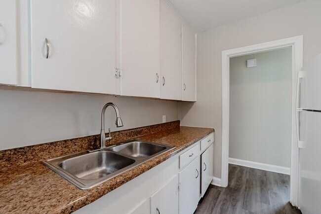 Building Photo - REDUCED!