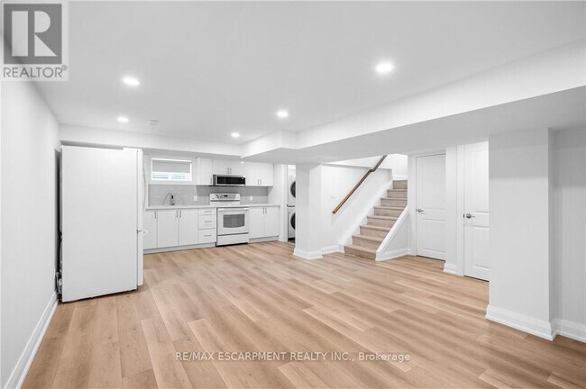 Building Photo - 723 Hager Ave