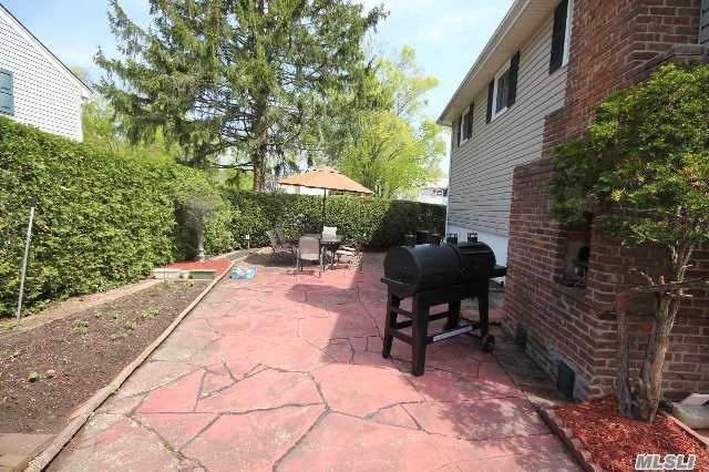 Building Photo - 8 Surrey Ln