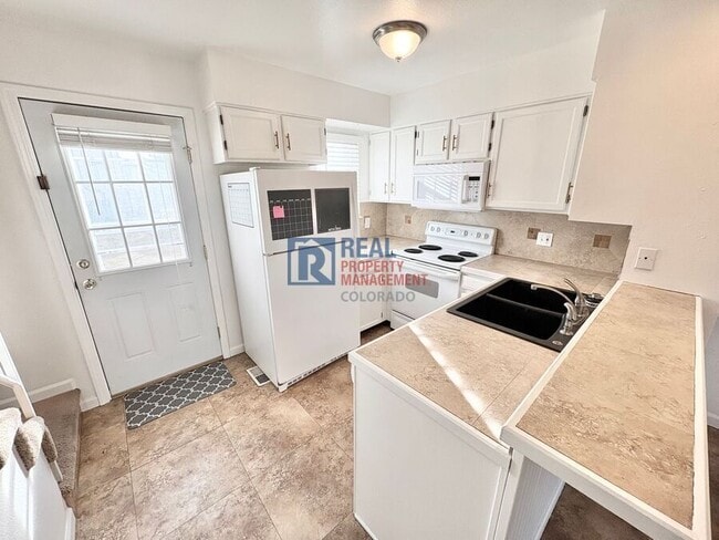 Building Photo - 14466 E Hawaii Cir