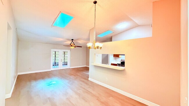Building Photo - Quaint 2 Bedroom 2 Bathroom Home in Sanford!!