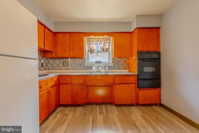 Building Photo - 8124 Langdon St