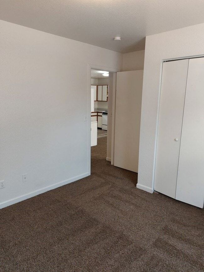 Building Photo - Four Bedroom Near UNC