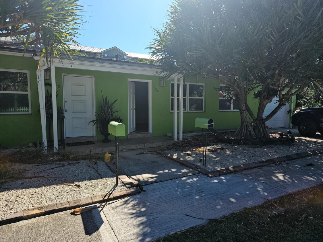 Primary Photo - 208 Palm St