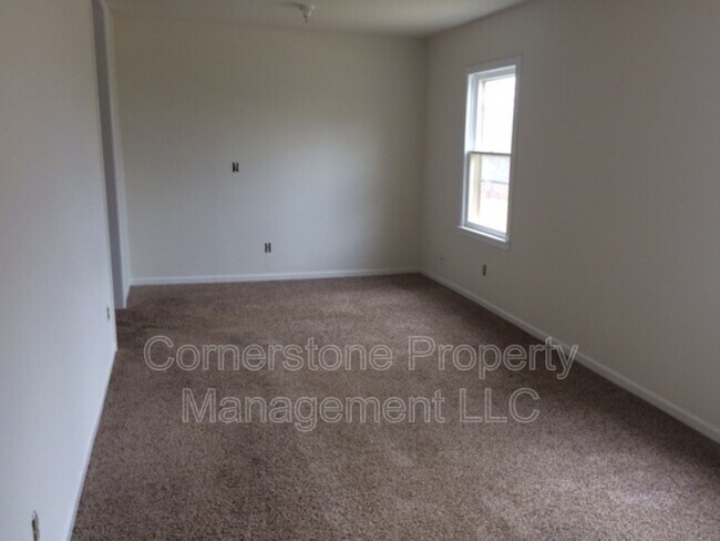 Building Photo - 8255 Lakeview Dr