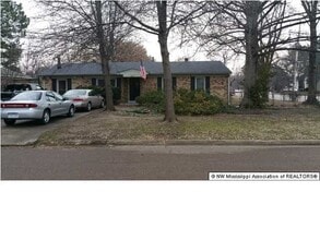 Building Photo - 8016 Pinebrook Dr