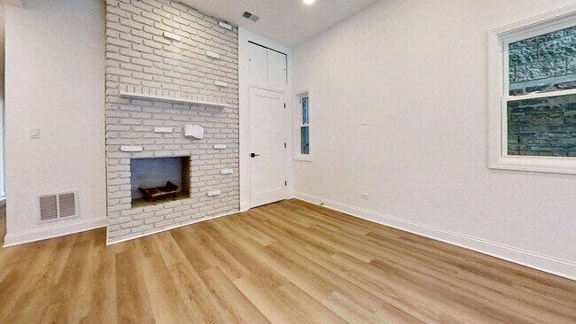 Foto del edificio - Raised First Floor Lincoln Park Two Bedroom