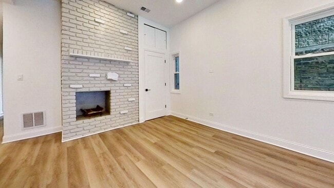 Building Photo - Raised First Floor Lincoln Park Two Bedroom