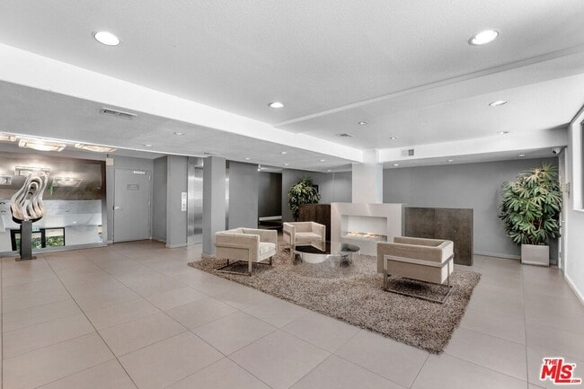 Building Photo - 141 S Clark Dr