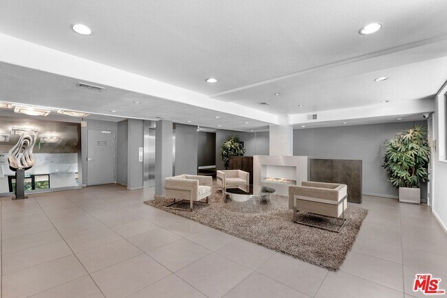 Foto del edificio - 141 S Clark Dr