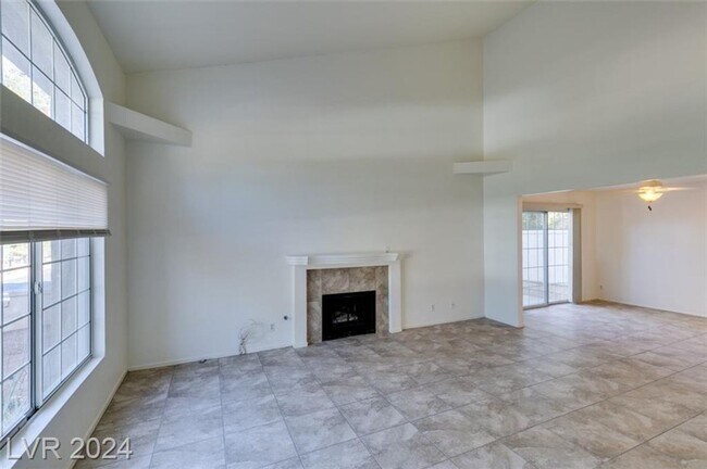 Foto del edificio - GREEN VALLEY TOWNHOME WITH 2 PRIMARY SIZED...