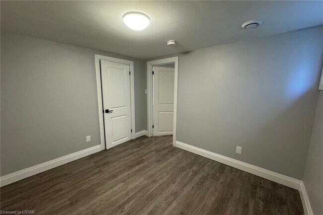 Photo du bâtiment - 2 Bed | 1 Bath – Basement Unit in Quiet Residential Duplex – All Inclusive – $1,575/month