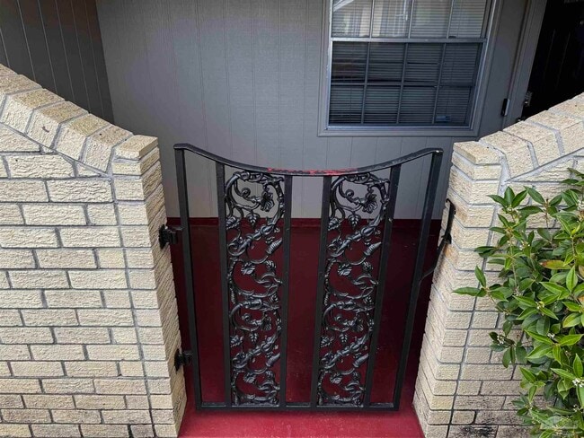 Foto del edificio - 5941 Leesway Blvd