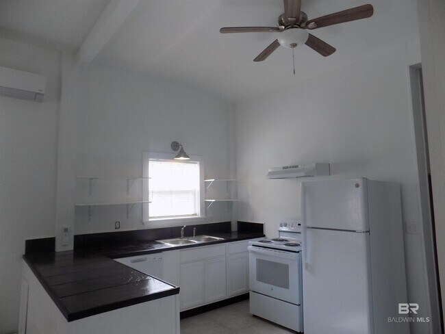 Foto del edificio - 7080 Hurricane Rd