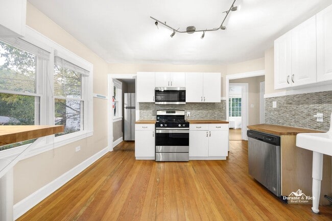 Foto del edificio - Discover Luxurious Harmony in the Heart of Evanston