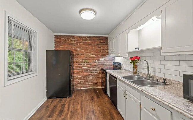 Building Photo - 372 S Cherry St