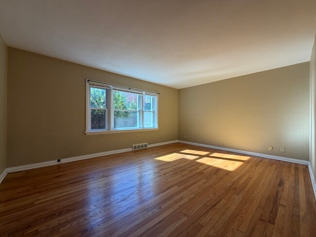 Building Photo - 420 S Hanley Rd