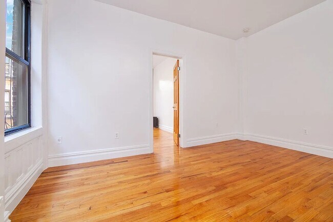 Building Photo - 164 Waverly Place