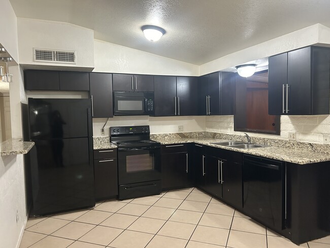 COCINA - 2921 W Betsy Ross Pl