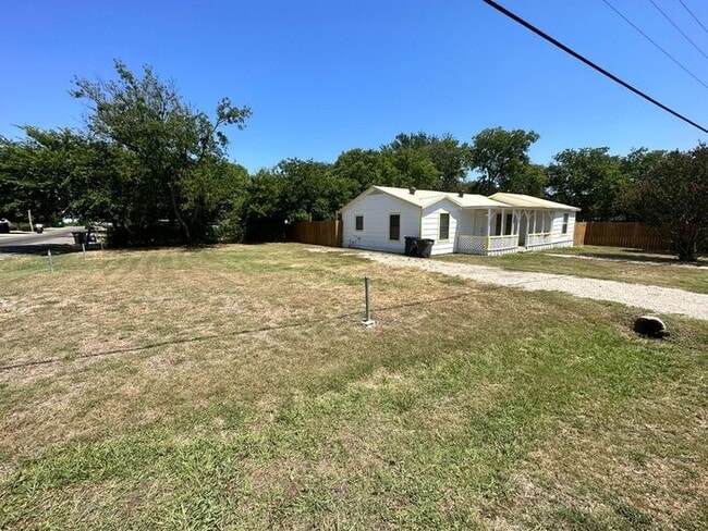 Building Photo - Charming 3 Bedroom House with Fenced Backy...