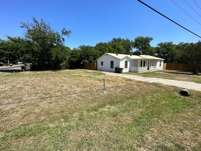 Foto del edificio - Charming 3 Bedroom House with Fenced Backy...