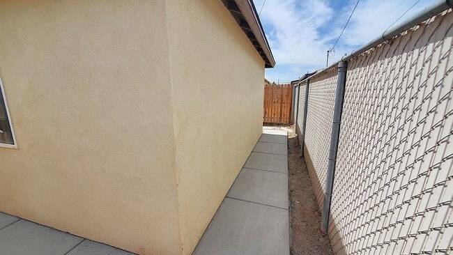 Foto del edificio - Just remodeled 2 bedrooms and 2 full bathrooms apartment.