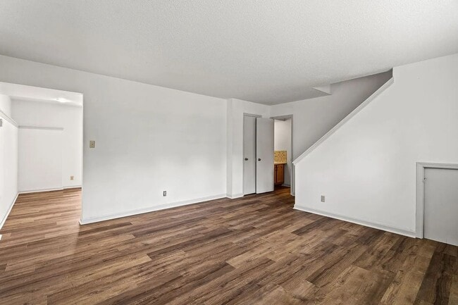 Building Photo - 1304 Essex Ct