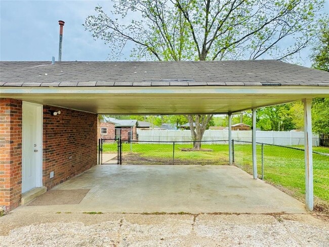 Building Photo - 502 Adler Dr