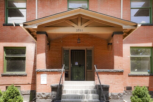 Foto del edificio - Charming 4 Bed, 2 Bath Town Home in Prime ...