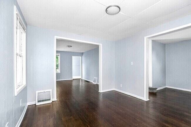 Foto del edificio - Charming 3-Bedroom 1-Bath Home with Modern...