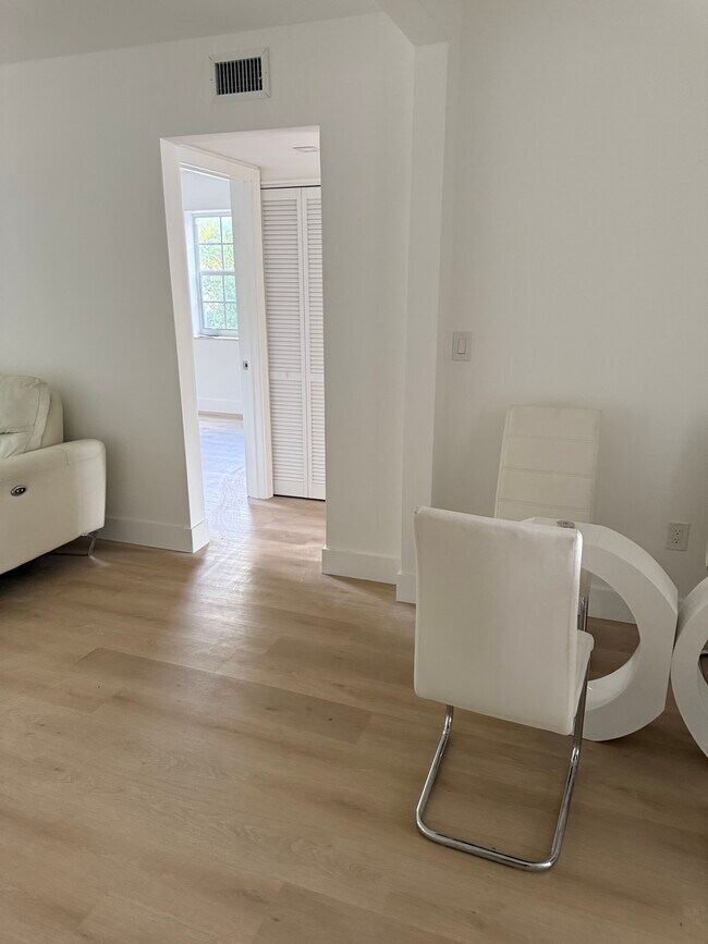 Building Photo - 2520 SW 27th St