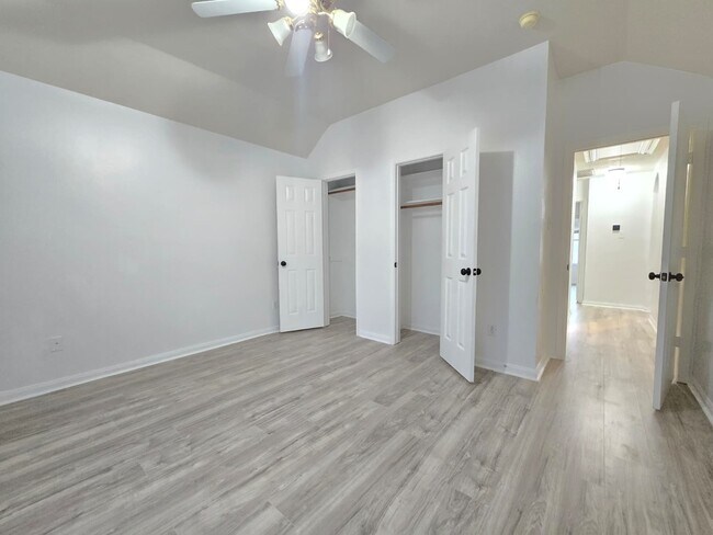 Foto del edificio - 6007 Bassetdale Ln