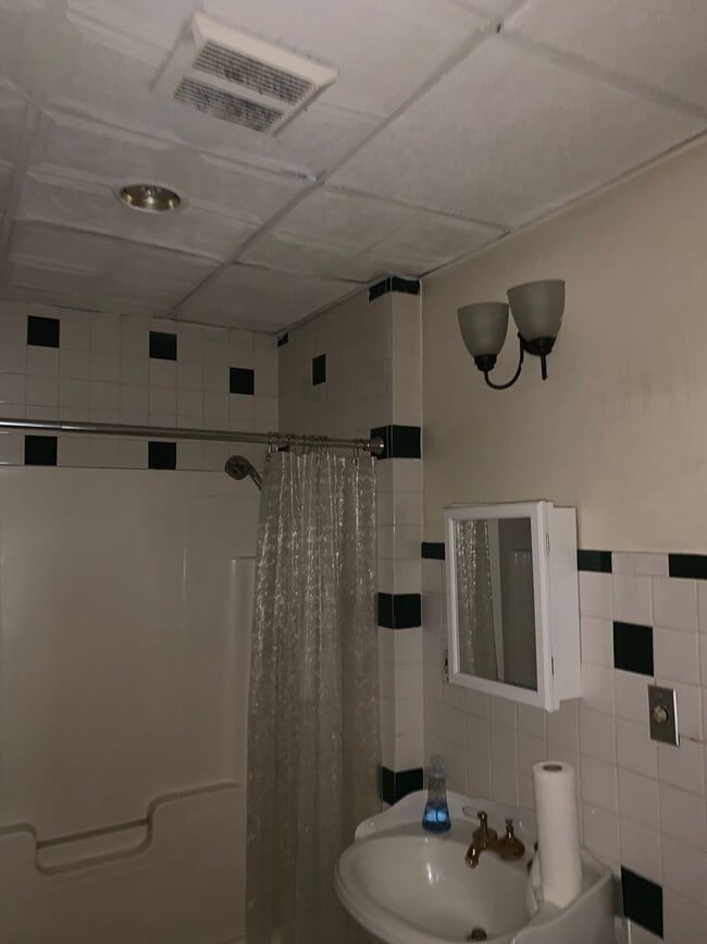 Building Photo - Large three bedroom
