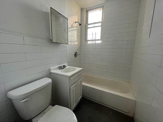 Foto del edificio - 3 bedroom in BRONX NY 10473