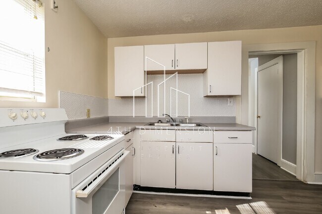Building Photo - "Charming 1 Bedroom Duplex in Greensboro -...