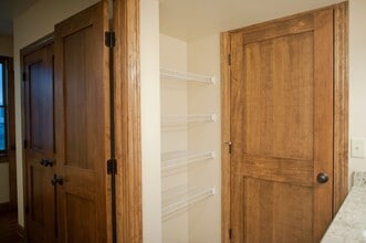 Building Photo - 529 E Cherry St