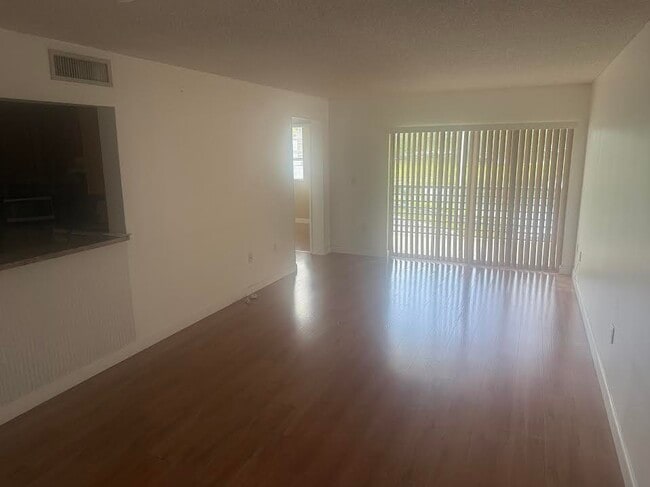 Building Photo - 9735 Fontainebleau Blvd