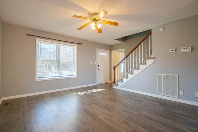 Building Photo - Pet Friendly Three Bedroom!