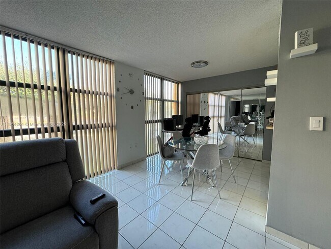 Foto del edificio - 11800 SW 18th St