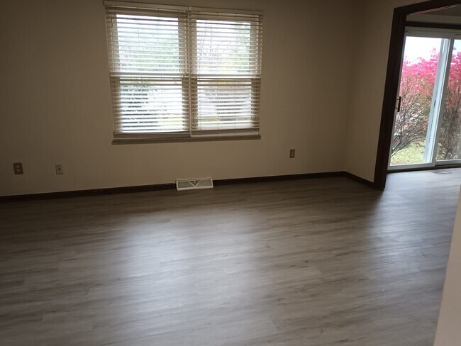 Foto del edificio - 812 Linworth Rd E