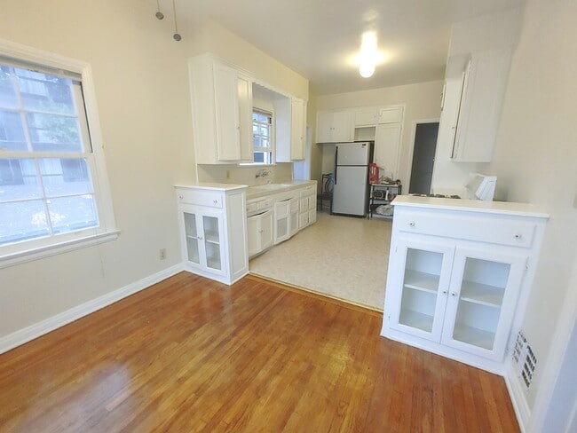 Building Photo - 445 Kelton Ave