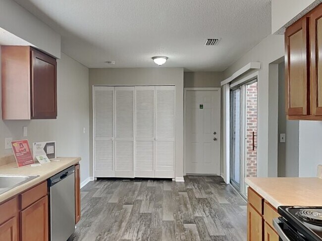 Foto del edificio - 595 Charles Carroll St