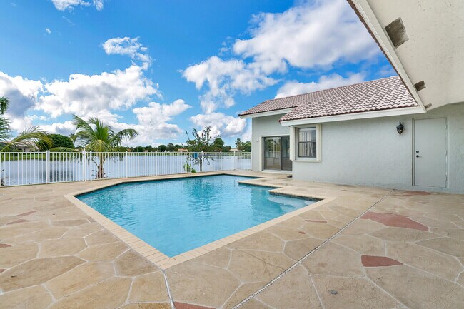 Building Photo - 6671 Lake Loran Way
