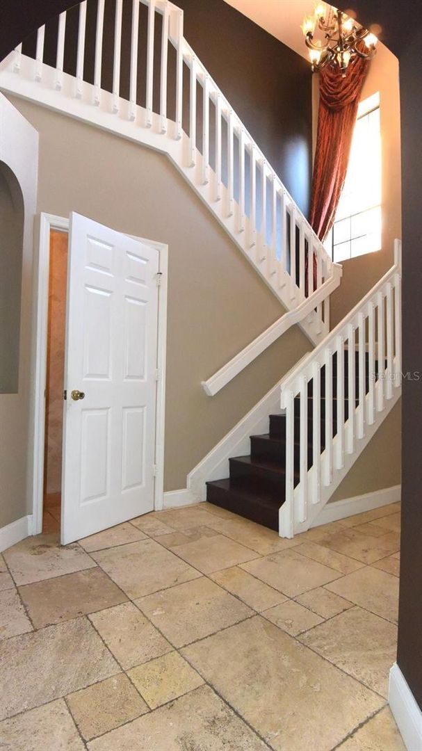 Foto del edificio - Beautifully upgraded townhome with one car attached garage  located in the gated Tullamore of Mea...