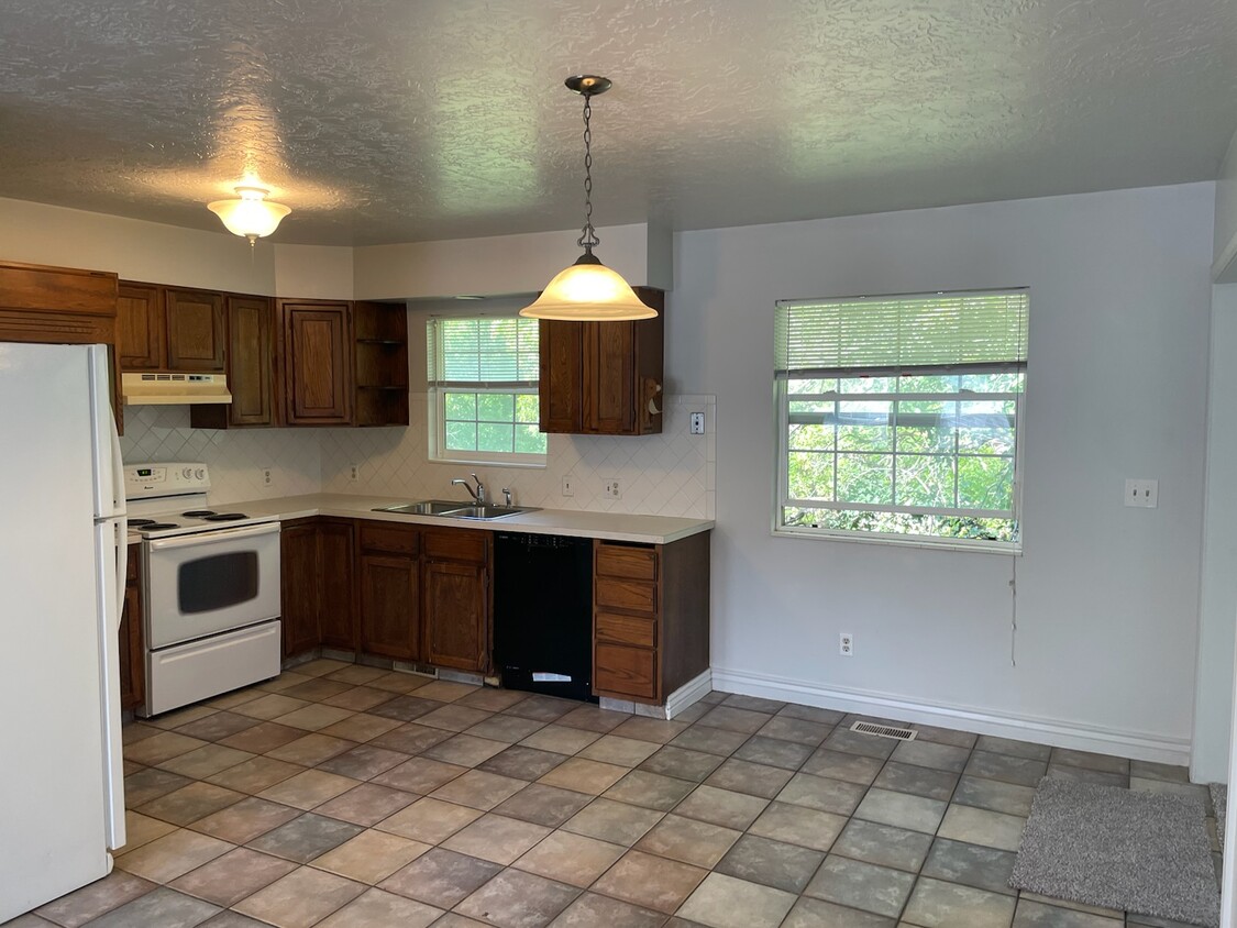 Primary Photo - 4045 Hillcrest Cir