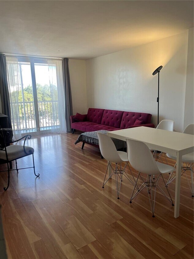 Foto principal - 16851 NE 23rd Ave