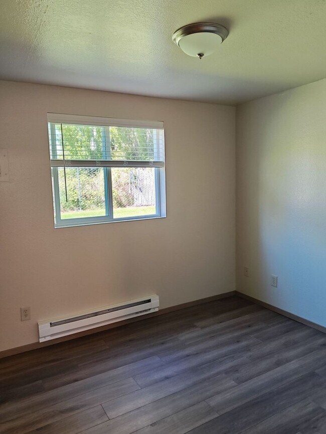 Building Photo - Ground Floor Unit!